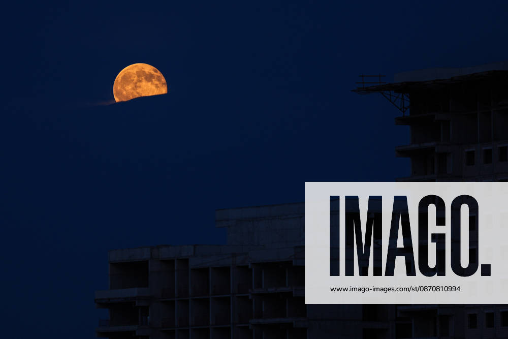 Full moon in Turkish capital ANKARA, TURKIYE - OCTOBER 26: The full moon rises over Ankara, Turkiye on October 26, 2026. Dilara Irem Sancar Anadolu Ankara Turkey. Editorial use only. Please get in touch for any other usage.