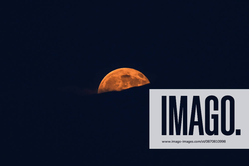 Full moon in Turkish capital ANKARA, TURKIYE - OCTOBER 26: The full moon rises over Ankara, Turkiye on October 26, 2026. Dilara Irem Sancar Anadolu Ankara Turkey. Editorial use only. Please get in touch for any other usage.