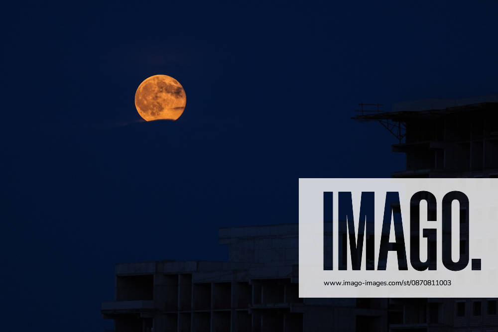 Full moon in Turkish capital ANKARA, TURKIYE - OCTOBER 26: The full moon rises over Ankara, Turkiye on October 26, 2026. Dilara Irem Sancar Anadolu Ankara Turkey. Editorial use only. Please get in touch for any other usage.