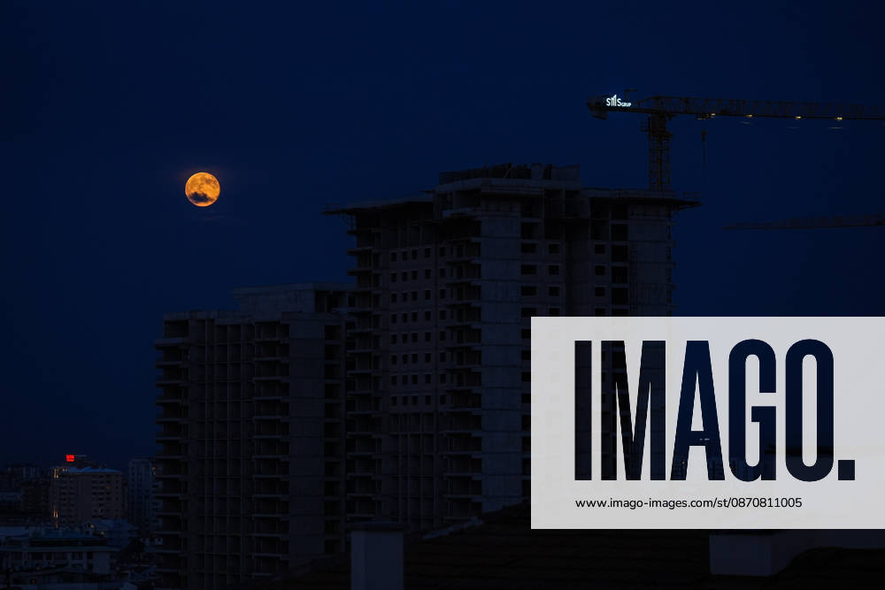 Full moon in Turkish capital ANKARA, TURKIYE - OCTOBER 26: The full moon rises over Ankara, Turkiye on October 26, 2026. Dilara Irem Sancar Anadolu Ankara Turkey. Editorial use only. Please get in touch for any other usage.