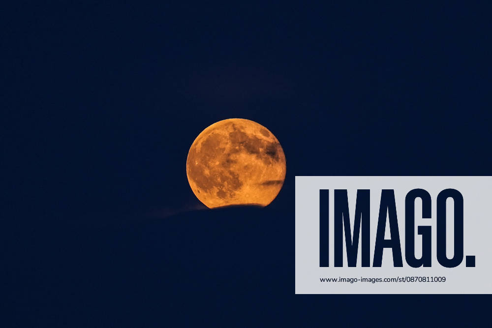 Full moon in Turkish capital ANKARA, TURKIYE - OCTOBER 26: The full moon rises over Ankara, Turkiye on October 26, 2026. Dilara Irem Sancar Anadolu Ankara Turkey. Editorial use only. Please get in touch for any other usage.