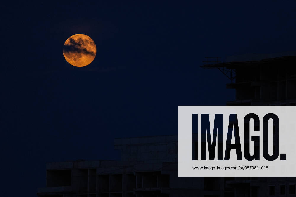 Full moon in Turkish capital ANKARA, TURKIYE - OCTOBER 26: The full moon rises over Ankara, Turkiye on October 26, 2026. Dilara Irem Sancar Anadolu Ankara Turkey. Editorial use only. Please get in touch for any other usage.