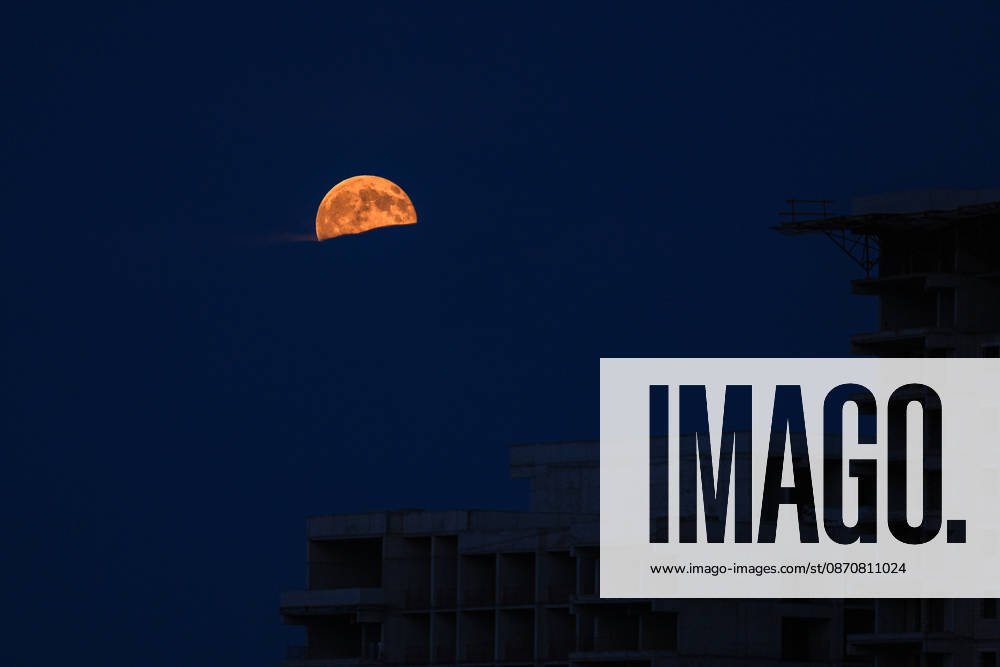Full moon in Turkish capital ANKARA, TURKIYE - OCTOBER 26: The full moon rises over Ankara, Turkiye on October 26, 2026. Dilara Irem Sancar Anadolu Ankara Turkey. Editorial use only. Please get in touch for any other usage.