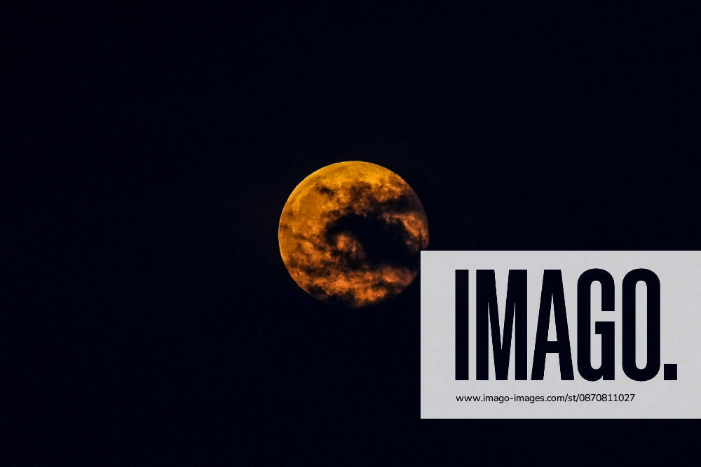 Full moon in Turkish capital ANKARA, TURKIYE - OCTOBER 26: The full moon rises over Ankara, Turkiye on October 26, 2026. Dilara Irem Sancar Anadolu Ankara Turkey. Editorial use only. Please get in touch for any other usage.