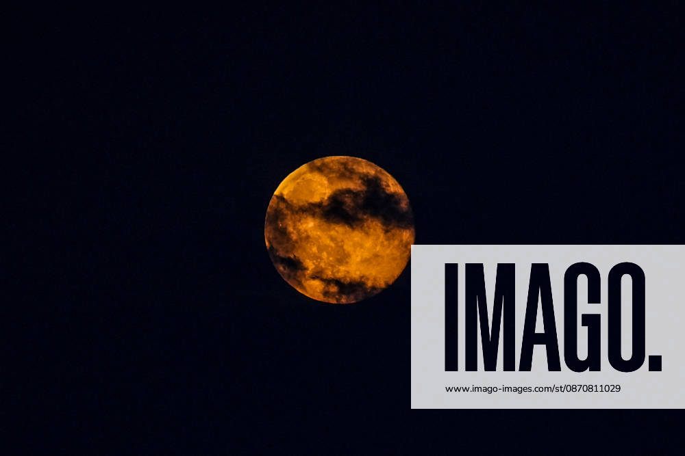 Full moon in Turkish capital ANKARA, TURKIYE - OCTOBER 26: The full moon rises over Ankara, Turkiye on October 26, 2026. Dilara Irem Sancar Anadolu Ankara Turkey. Editorial use only. Please get in touch for any other usage.