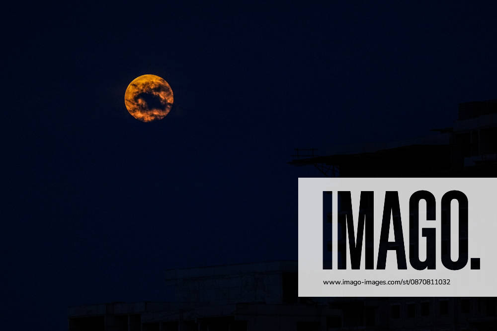 Full moon in Turkish capital ANKARA, TURKIYE - OCTOBER 26: The full moon rises over Ankara, Turkiye on October 26, 2026. Dilara Irem Sancar Anadolu Ankara Turkey. Editorial use only. Please get in touch for any other usage.