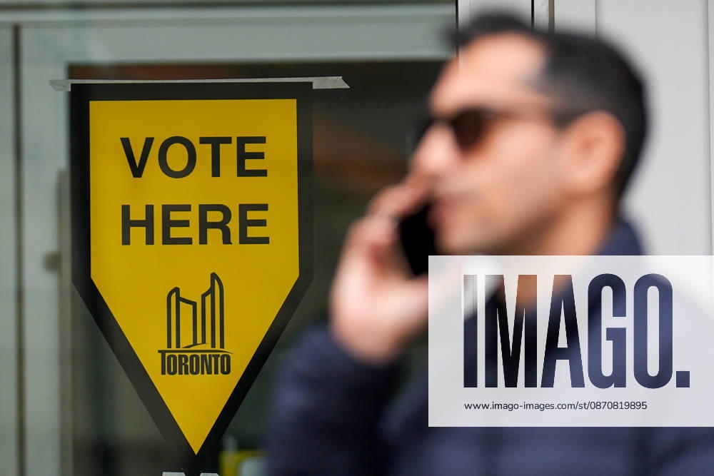 Toronto Municipal Election TORONTO, CANADA - OCTOBER 26 : A sign points the way to a polling station for the Toronto municipal election is seen in Toronto, Ontario on October 26, 2026. Mert Alper Dervis Anadolu Ontario Canada. Editorial use only. Please get in touch for any other usage.