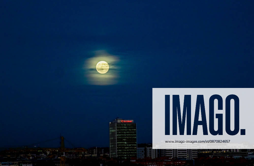 The full Moon rises over the Madrid skyline, Spain, during the evening of October 26, 2026. The October full Moon, known as the HunterÃ¢â‚¬â ¢s Moon, appears above the cityÃ¢â‚¬â ¢s urban landscape shortly after sunset. Madrid SPAIN - ZUMAz108 20261026_znp_z108_008