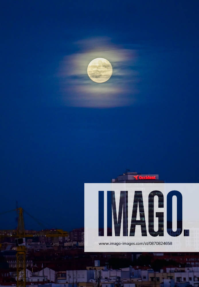 The full Moon rises over the Madrid skyline, Spain, during the evening of October 26, 2026. The October full Moon, known as the HunterÃ¢â‚¬â ¢s Moon, appears above the cityÃ¢â‚¬â ¢s urban landscape shortly after sunset. Madrid SPAIN - ZUMAz108 20261026_znp_z108_009