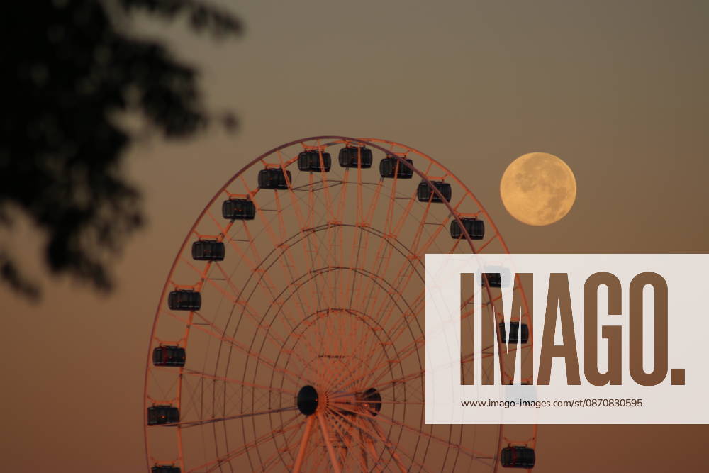 October s full Hunter s Moon in New Jersey SECAUCUS, NEW JERSEY, UNITED STATES - OCTOBER 26: The full moon, known as the Hunter s Moon for the month of October, rises alongside a Ferris wheel on the banks of the Hackensack River in Secaucus, New Jersey, United States on October 26, 2026. Islam Dogru Anadolu New York United States. Editorial use only. Please get in touch for any other usage.