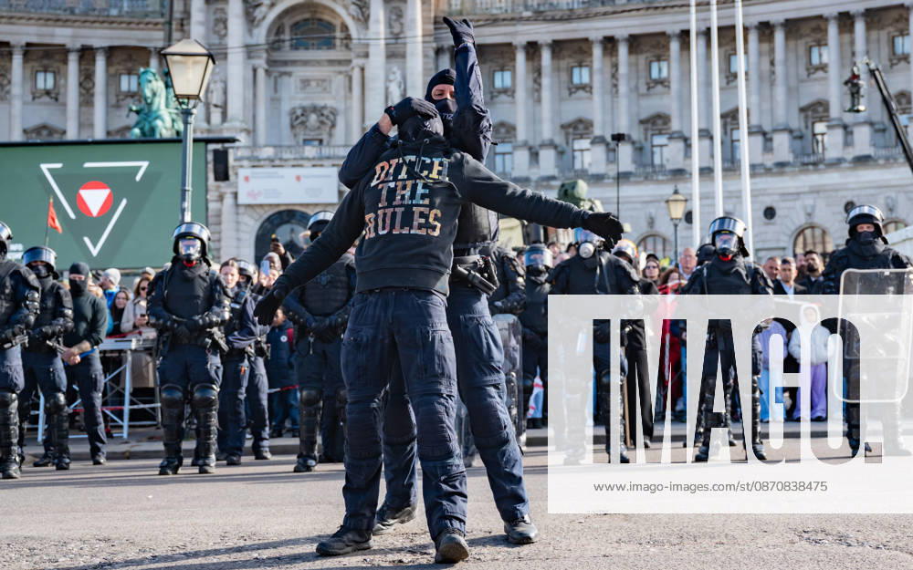 Official celebrations for the 2026 Austrian National Day Oath-taking ceremony during the official celebrations for the 2026 National Day at Heldenplatz in Vienna, Austria The Prison Guard Special Operations Unit (JEG) during a demonstration in Vienna at Heldenplatz, Vienna, Austria
