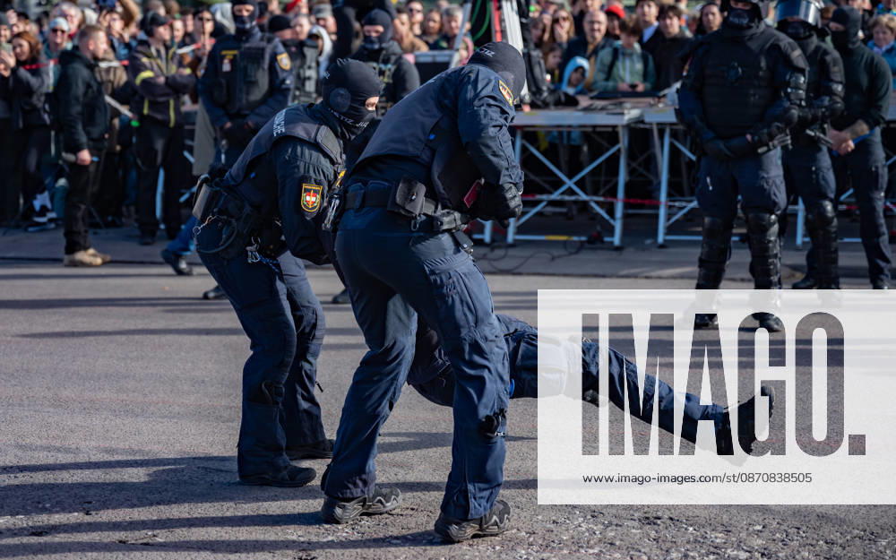 Official celebrations for the 2026 Austrian National Day Oath-taking ceremony during the official celebrations for the 2026 National Day at Heldenplatz in Vienna, Austria The Prison Guard Special Operations Unit (JEG) during a demonstration in Vienna at Heldenplatz, Vienna, Austria