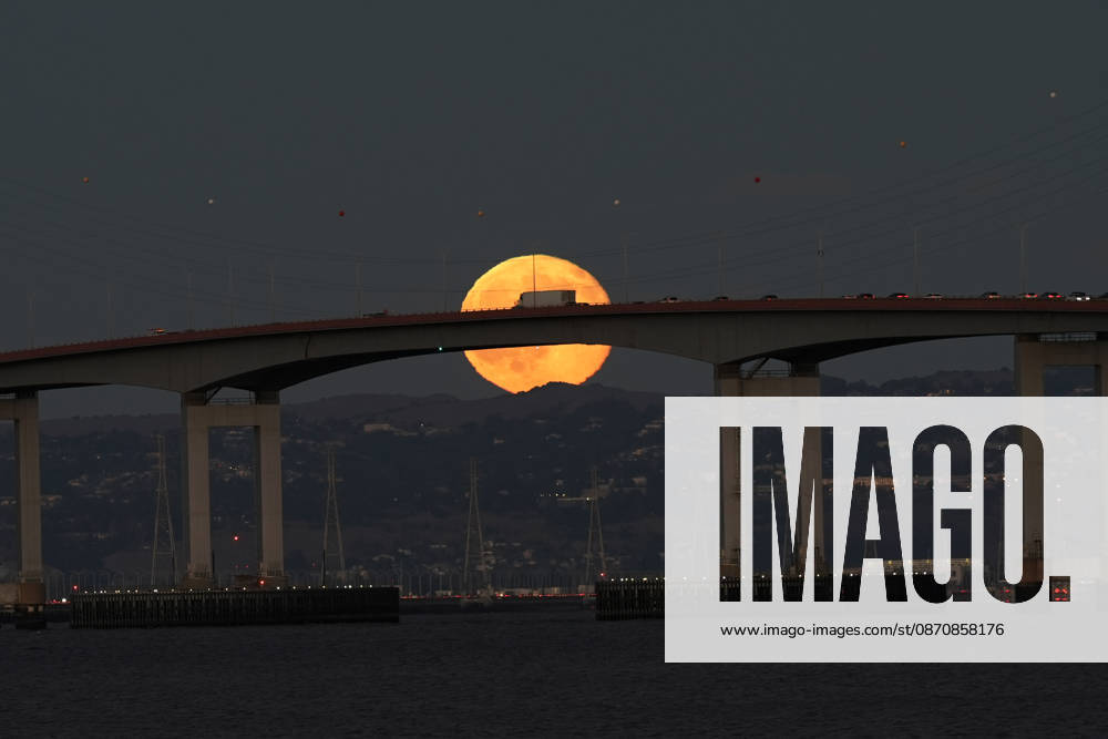Full Hunter s Moon rises over San Mateo Bridge in California SAN MATEO, CA - OCTOBER 26: The full moon is known as the Hunter s Moon rises over San Mateo Bridge near the San Francisco Bay in San Mateo, California, United States on October 26, 2026. Tayfun Coskun Anadolu California United States. Editorial use only. Please get in touch for any other usage.