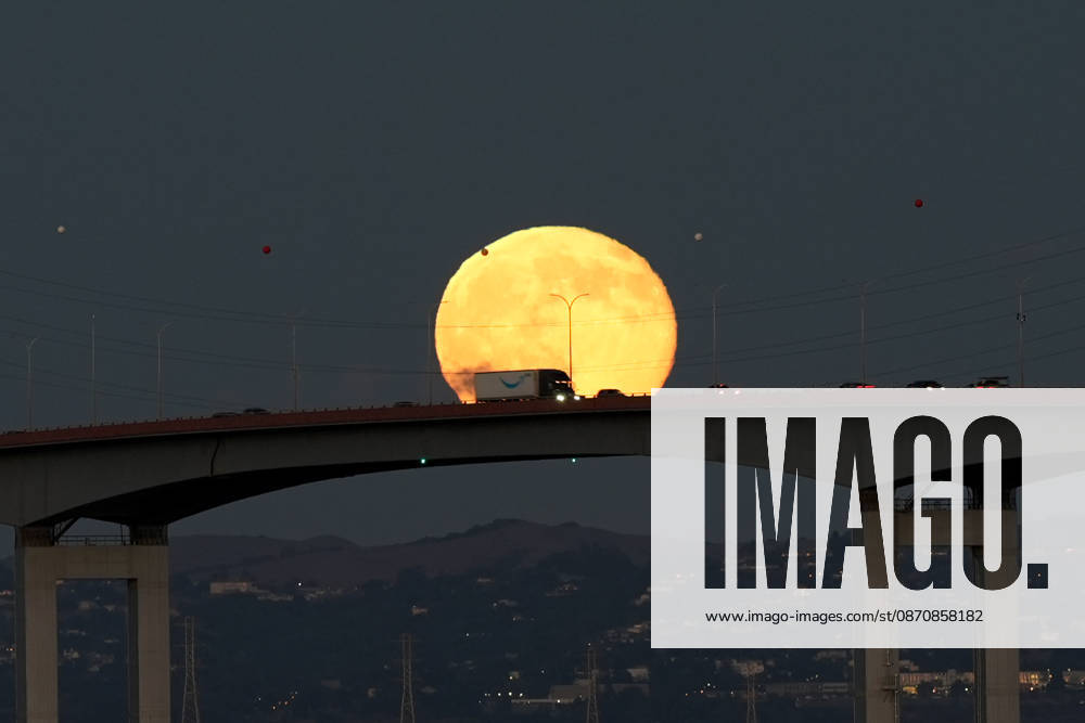 Full Hunter s Moon rises over San Mateo Bridge in California SAN MATEO, CA - OCTOBER 26: The full moon is known as the Hunter s Moon rises over San Mateo Bridge near the San Francisco Bay in San Mateo, California, United States on October 26, 2026. Tayfun Coskun Anadolu California United States. Editorial use only. Please get in touch for any other usage.