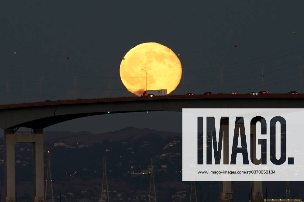 Full Hunter s Moon rises over San Mateo Bridge in California SAN MATEO, CA - OCTOBER 26: The full moon is known as the Hunter s Moon rises over San Mateo Bridge near the San Francisco Bay in San Mateo, California, United States on October 26, 2026. Tayfun Coskun Anadolu California United States. Editorial use only. Please get in touch for any other usage.