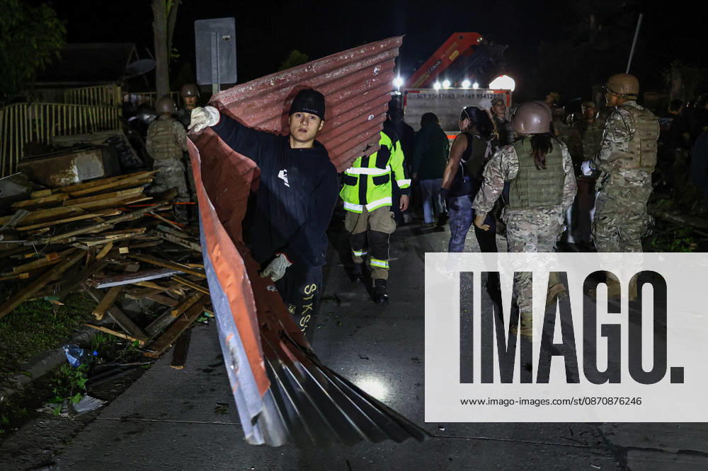 Tornado damages dozens of homes in central Chile REQUINOA, CHILE - OCTOBER 26: Soldiers and residents help with cleanup efforts in the affected area as buildings and infrastructure sustain damage after a tornado strikes the commune of Requinoa in Chile s O Higgins region on October 26, 2026. The weather event is preliminarily classified as an EF2 tornado, associated with wind speeds of 179 to 218 kilometers per hour. Approximately 70 properties are affected, one person sustains minor injuries, and around 3,000 customers are left without electricity. Lucas Aguayo Araos Anadolu Requinoa Chile. Editorial use only. Please get in touch for any other usage.
