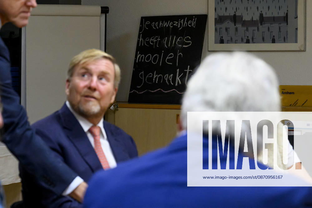 Leersum King Willem-Alexander visited the asylum seekers center (AZC) in Leersum.