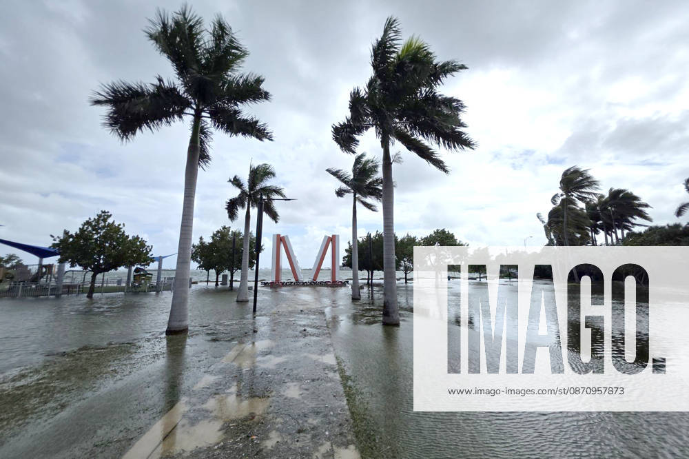 Photograph showing the flooded area near the iconic giant domino piece sculpture located in Jose Milton Park, on 26 October 2026 in downtown Miami, Florida, USA issued 27 October 2026. The National Weather Service (NWS) issued a coastal flood alert for southeastern Florida—in effect until Wednesday—due to high tides (spring tides) affecting the region, which have inundated parts of Miami and Fort Lauderdale. King tides inundate areas of Miami and trigger flood alerts in Florida !ACHTUNG: NUR REDAKTIONELLE NUTZUNG!