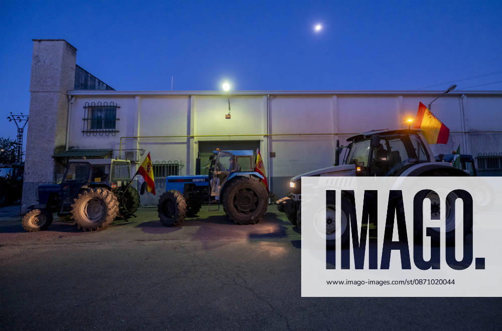 Nearly 500 tractors take to the streets of Madrid to demand a profitable agricultural sector. Several tractors are preparing to head for the capital on October 28, 2026, in Arganda del Rey, Madrid, Spain. Nearly 500 tractors, accompanied by thousands of farmers and ranchers from all over Spain—called to action by Asaja, COAG, and Unión de Uniones, have taken to the streets of Madrid to demand urgent measures that guarantee the profitability of farms and the future of the countryside. October 28, 2026, Arganda del Rey, Madrid, Arganda del Rey, Madrid, Spain