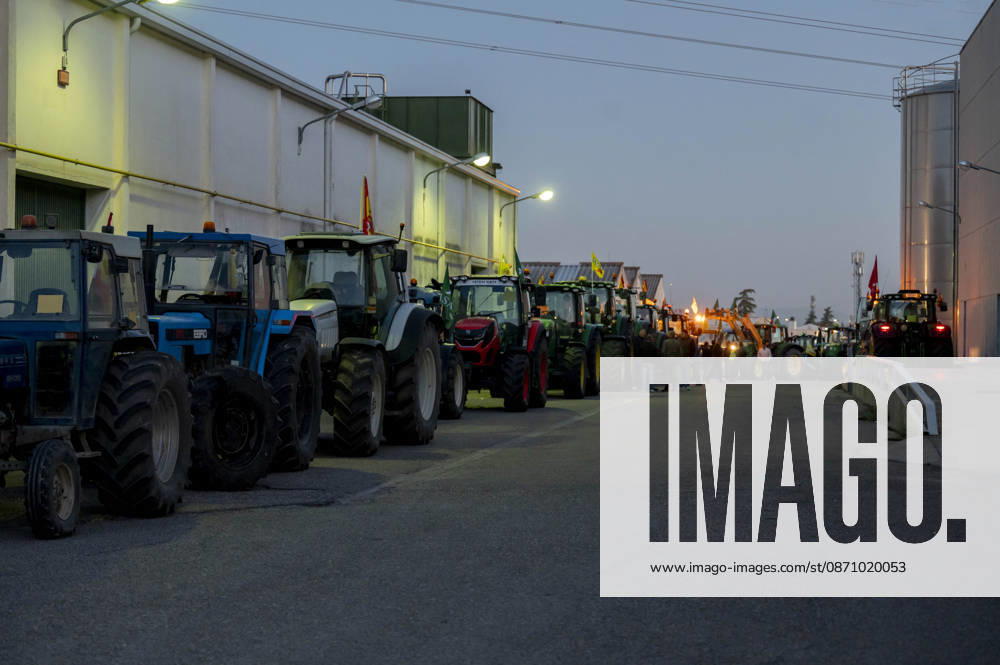 Nearly 500 tractors take to the streets of Madrid to demand a profitable agricultural sector. Several tractors are preparing to head for the capital on October 28, 2026, in Arganda del Rey, Madrid, Spain. Nearly 500 tractors, accompanied by thousands of farmers and ranchers from all over Spain—called to action by Asaja, COAG, and Unión de Uniones, have taken to the streets of Madrid to demand urgent measures that guarantee the profitability of farms and the future of the countryside. October 28, 2026, Arganda del Rey, Madrid, Arganda del Rey, Madrid, Spain