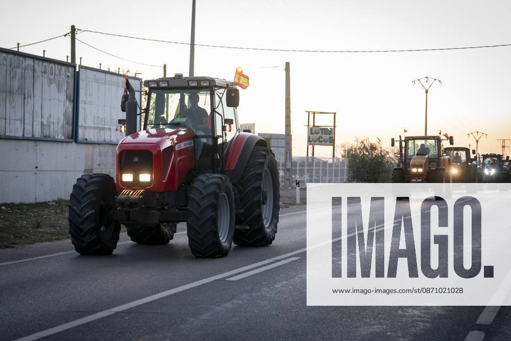 Nearly 500 tractors take to the streets of Madrid to demand a profitable agricultural sector. Several tractors are preparing to head for the capital on October 28, 2026, in Torrejón de la Calzada, Madrid, Spain. Nearly 500 tractors, accompanied by thousands of farmers and ranchers from all over Spain—called to action by Asaja, COAG, and Unión de Uniones, have taken to the streets of Madrid to demand urgent measures that guarantee the profitability of farms and the future of the countryside. October 28, 2026. On Foot. Torrejón de la Calzada, Madrid. Torrejón de la Calzada, Madrid, Spain