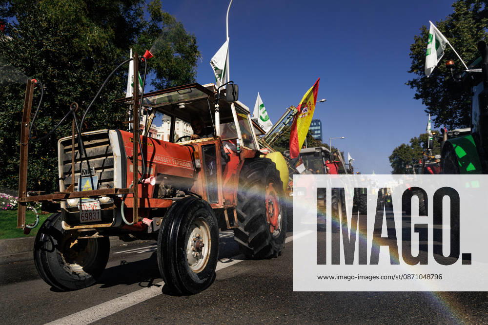 Nearly 500 tractors take to the streets of Madrid to demand a profitable agricultural sector. Tractors leaving the capital after the tractor rally was called off due to the train accident, on October 28, 2026, in Madrid, Spain. Nearly 500 tractors, accompanied by thousands of farmers and ranchers from all over Spain—called to action by Asaja, COAG, and Unión de Uniones, have taken to the streets of Madrid to demand urgent measures that guarantee the profitability of farms and the future of the countryside. October 28, 2026. Carlos Lujá, Madrid, Madrid, Spain