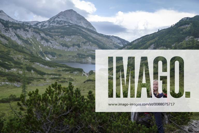 Austria, Ausseer Land, Hiking girl in the mountains model released Symbolfoto HAMF00395