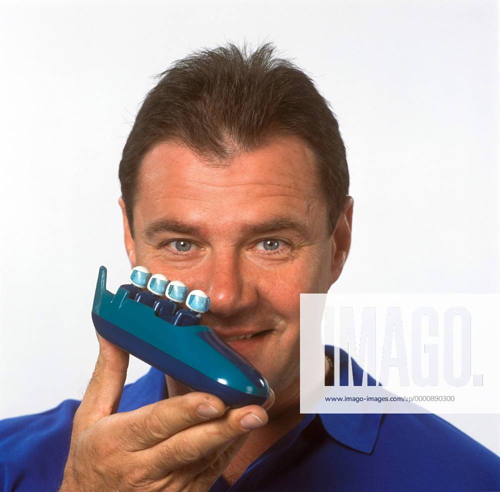 Bundestrainer Wolfgang Hoppe (Deutschland) mit einem Miniaturbob Bobsport Damen Shooting 2003, Fotoshooting, Fototermin, Studio, Fotostudio, Studioshooting, Studiotermin, Porträt Berlin Freude,