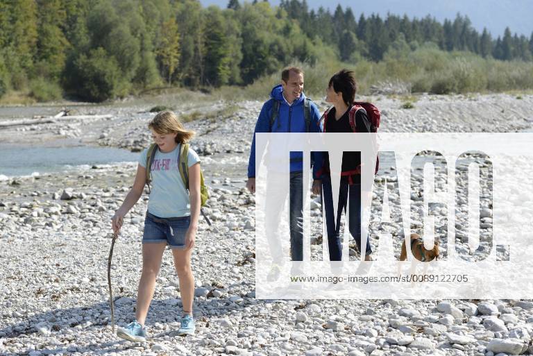 Family hiking with backpacks and a dog at the river Isar, Upper Bavaria, Germany model released Symbolfoto property released LBF02216