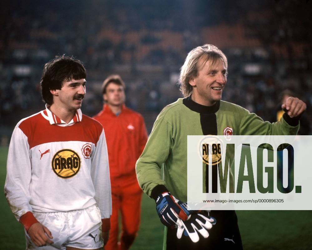 Torwart Wolfgang Kleff (re.) und Ralf Dusend (beide Düsseldorf) - Abgang Fußball 1. BL Herren Saison 1982 1983, Fortuna Düsseldorf, Mfdia Gruppe Düsseldorf
