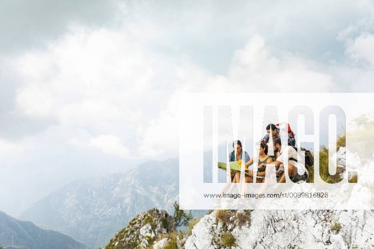 Italy, Massa, group of people hiking and looking at a map in the Alpi Apuane model released Symbolfoto WPEF00877