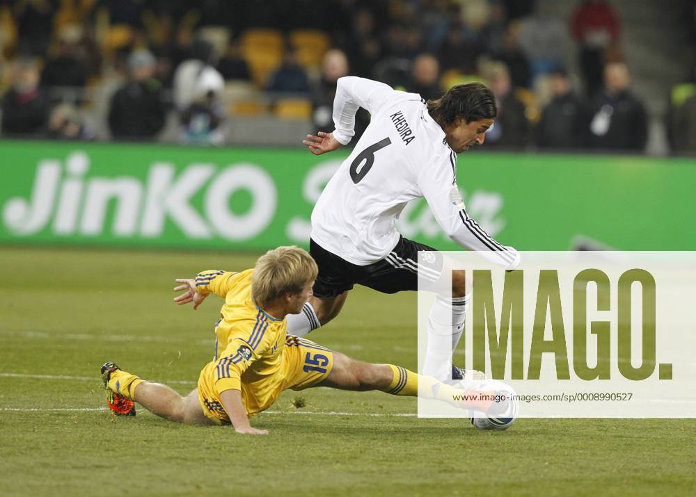 Ukraine, Herren Fussball, Freundschaftsspiel. Länderspiel, Ukraine vs Deutschland, 11.11.2011, Olympiastadion Kiew, Roman Bezus, UKR, Sami Khedira, Deutschland,