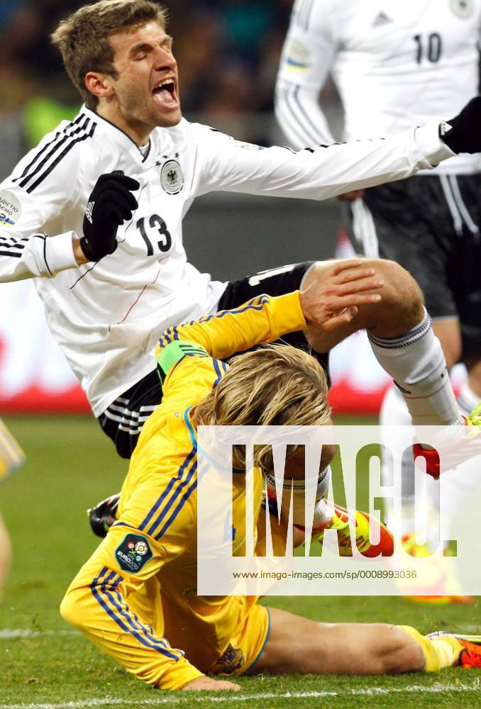FUSSBALL - UKR vs GER, Testspiel KIEW, 11.NOV.11 - FUSSBALL - Länderspiel, Freundschaftsspiel, Ukraine vs Deutschland. Bild zeigt Thomas Müller (GER) und Anatoliy Tymoschuk (UKR).