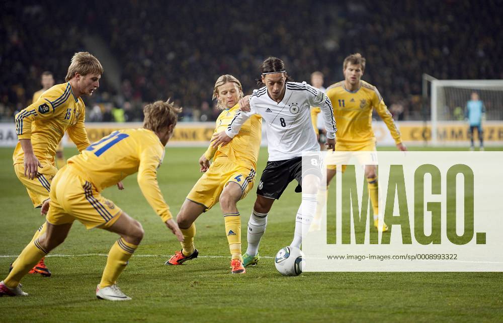 Mesut ÖZIL (, GER), Aktion mit Ball, umzingelt von gegnerischen Spielern, Anatoliy TYMOSCHUK (UKR) versucht ihn festzuhalten; Fussball