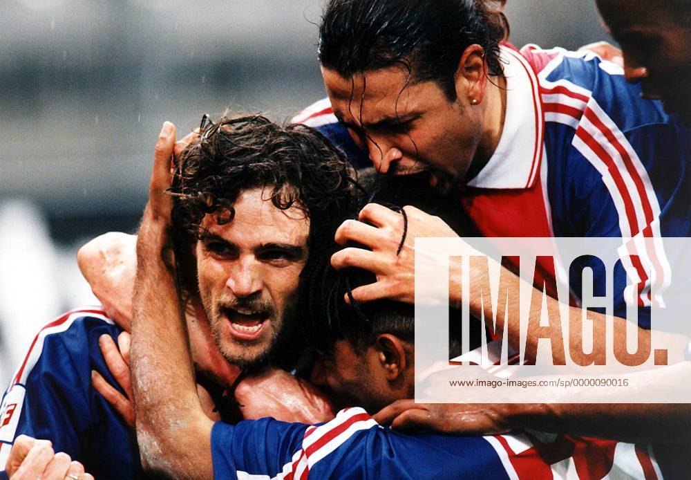 Marco Simone (li., PSG) jubelnd im Kreise seiner Kameraden Fußball Herren Saison 1998 1999: 1. Französische Division, Liga, Meisterschaft, Paris Saint-Germain, St. Germain Gruppe Prinzenparkstadion Paris Freude, Begeisterung,