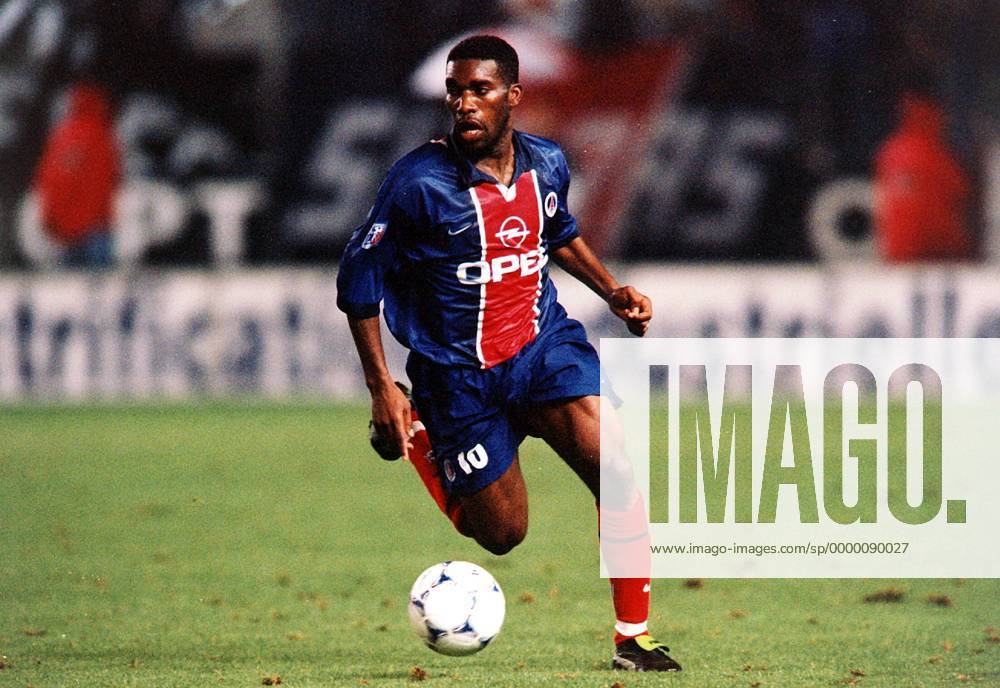 Augustine Okocha (PSG) am Ball Fußball Herren Saison 1998 1999: 1. Französische Division, Liga, Meisterschaft, Paris Saint-Germain, St. Germain Einzelbild Prinzenparkstadion Paris Dynamik,