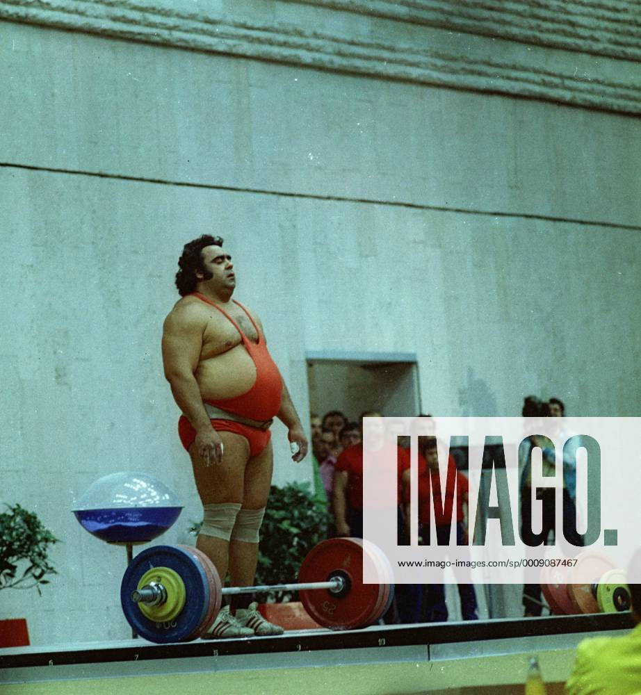 USSR. Moscow. 30 july 1980. palace IZMAILOVO . OLYMPIC GAMES. Weightlifting. Weight category +110 kg. Vasily ALEXEYEV (USSR).