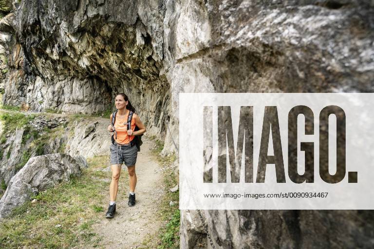 Switzerland, Valais, woman on a hiking trip in the mountains on the Massaweg model released Symbolfoto DMOF00127