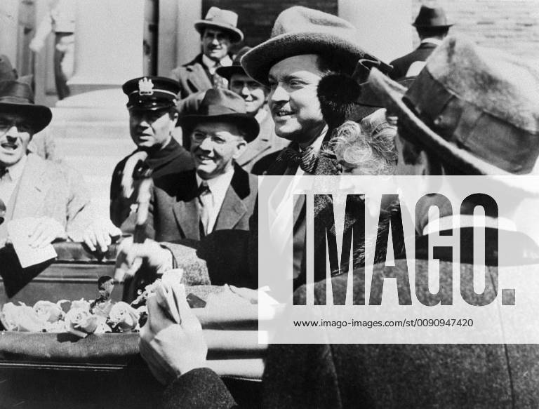 CITIZEN KANE Citizen Kane USA 1941 Orson Welles ORSON WELLES (Mitte) in einer Filmszene aus Citizen Kane , 1941. Regie: Orson Welles aka. Citizen Kane CITIZEN KANE USA 1940
