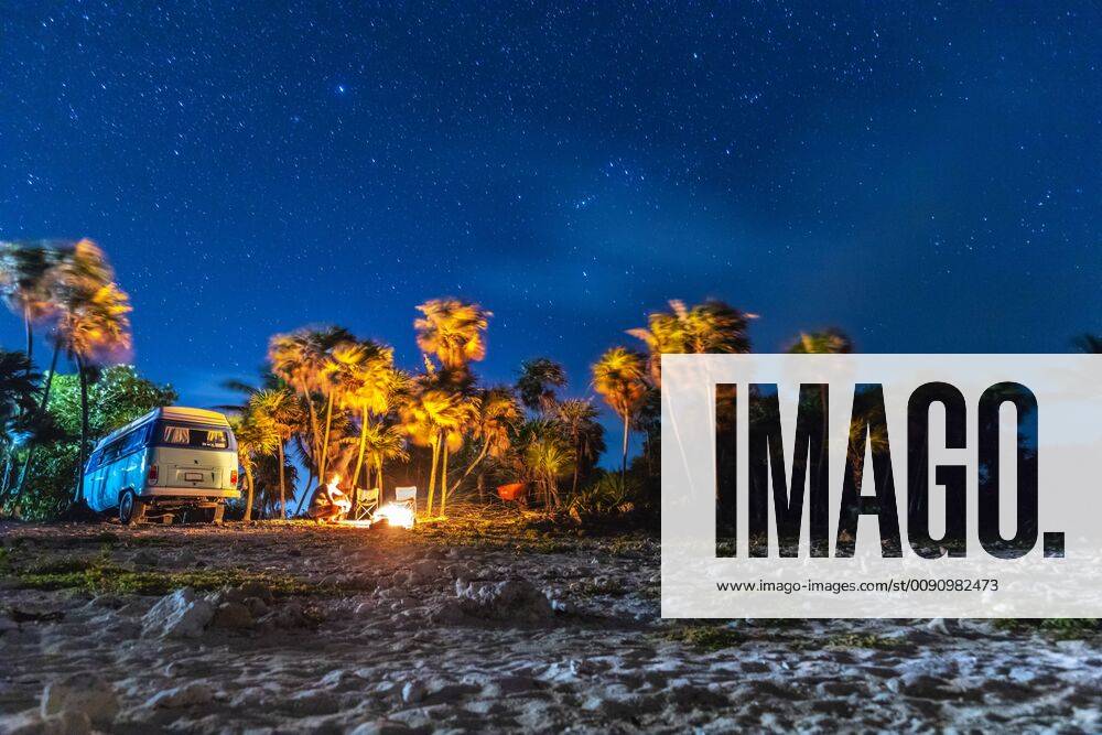 Mexico, Yucatan, Quintana Roo, Tulum, camper van on the beach at night with palm trees model released Symbolfoto MMAF00775