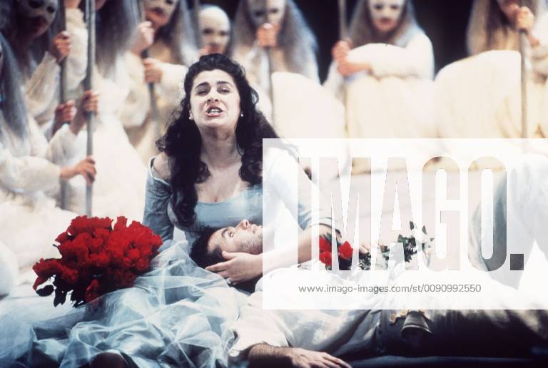 Euridice ist Fürst Arideo versprochen, liebt jedoch den Sänger und Dichter Orfeo. Vor der drohenden Hochzeit entkommt sie in die Wildnis... Bild: Orfeo (ROBERTO SACCA), Euridice (CECILIA BARTOLI) Regie: Inszenierung: Jürgen Flimm aka. Dramma per musica in fünf Akten ORFEO ED EURIDICE AUT 1995