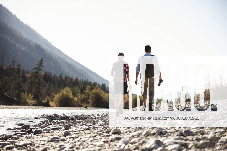 Austria, Alps, couple on a hiking trip with map and binoculars model released Symbolfoto UUF16530