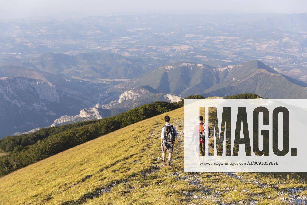 Italy, Monte Nerone, two men hiking on top of a mountain in summer model released Symbolfoto WPEF01302