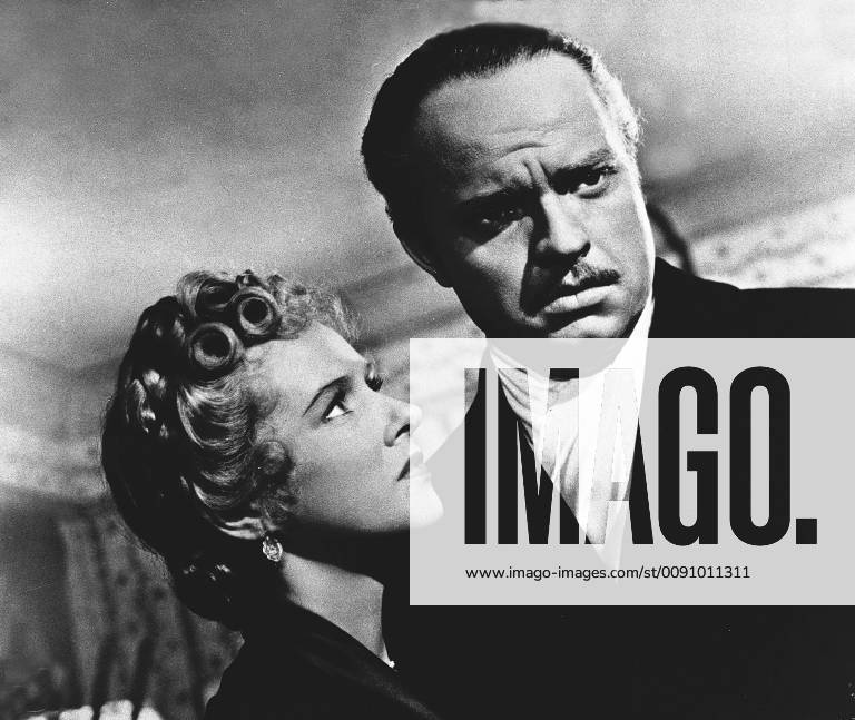 CITIZEN KANE In seinem gigantischen Märchenschloß Xanadu stirbt der Zeitungstycoon Charles Foster Kane. Sein letztes Wort ist: Rosebud . Ein Reporter will den Sinn dieses Wortes erforschen und befragt all die Menschen, die Kane gekannt haben. Mit Citizen Kane gab der damals 24jährige Orson Welles sein Debüt als Autor, Regisseur und Hauptdarsteller. Szene: Kane (ORSON WELLES) zieht sich mit der Sängerin Susan (DOROTHY COMINGORE) nach Xanadu zurück, wo beide aneinander vorbeileben. Regie: ORSON WELLES CITIZEN KANE USA 1941