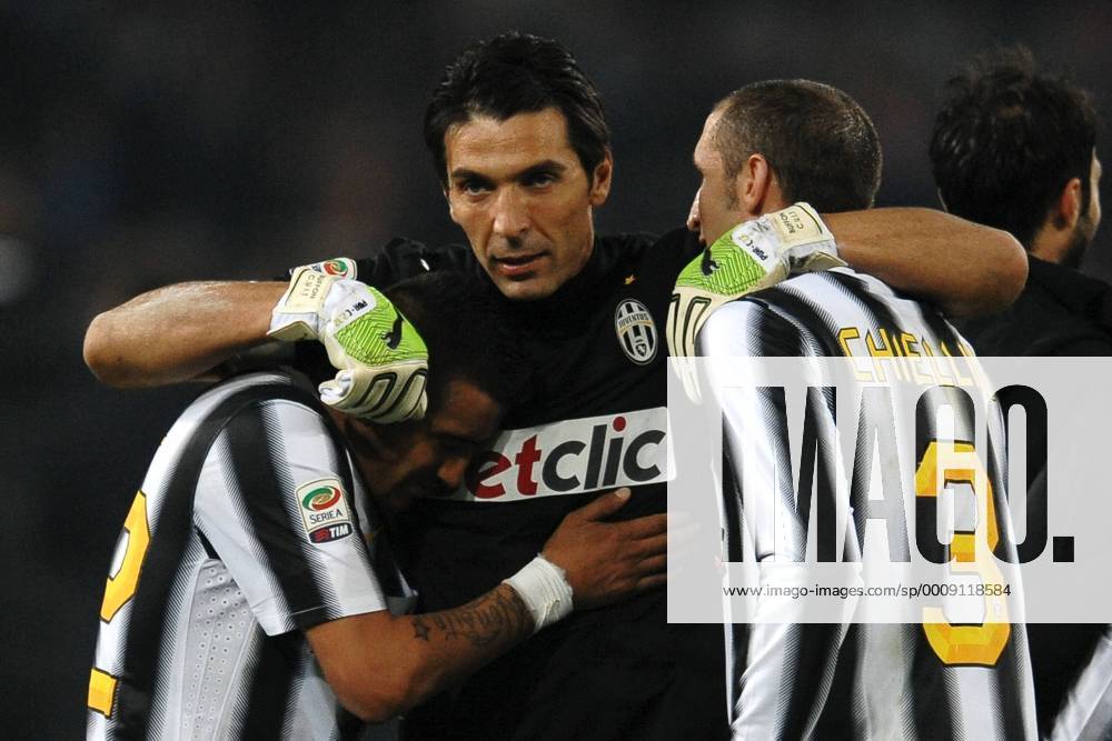Esultanza Gianluigi BUFFON (C) con Arturo VIDAL e Giorgio CHIELLINI Juventus a fine partita Napoli 29 11 2011 Stadio San Paolo Football Calcio Serie A 2011 2012 - SSC Neapel vs. Juventus Turin - andreaxstaccioli