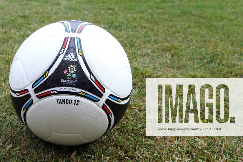 Präsentation des offiziellen EM Spielballs Adidas Tango 12 in Kiew EURO 2012 Polen Ukraine TANGO 12 20111202CSLG0115
