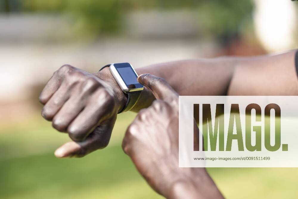 Internationalter Tag der Linkshänder am 13. August Runner checking smart watch fitness tracker, close-up model released Symbolfoto JSMF00945