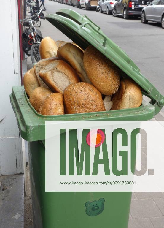 Altes Brot befindet sich in einer Mülltonne vor einer Bäckerei in Antwerpen, Belgien. Ñ Old loafs of bread have been put into garbage cans in front of a bakery in Antwerp, Belgium. Ñ Photo: Hans-Martin Issler isslerimages