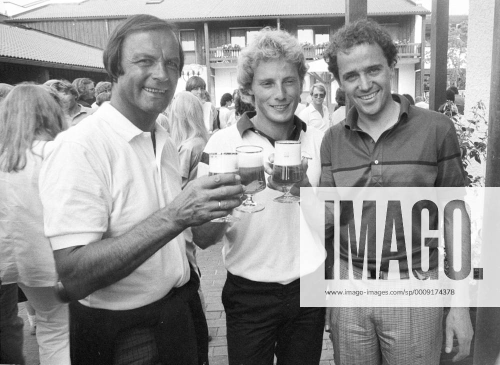 Toni Sailer, Bernhard Langer, Christian Neureuther (v.li.) 08 83 vZ Anton Sailer, Bernhard Langer und Christian Neureuther (v.li.) im August 1983 bei einem Golfturnier Charity Benefiz Golf Golfsport golfen Golfer Golfspieler Österreich Österreicher österreichischer Deutschland deutscher deutsche deutsche Skifahren Skifahrer Skisport Skirennläufer Skirennfahrer austrian sportsman german quer halb stehend lächelnd prostend Bier Biergläser Bierglas Glas Gläser fröhlich sw