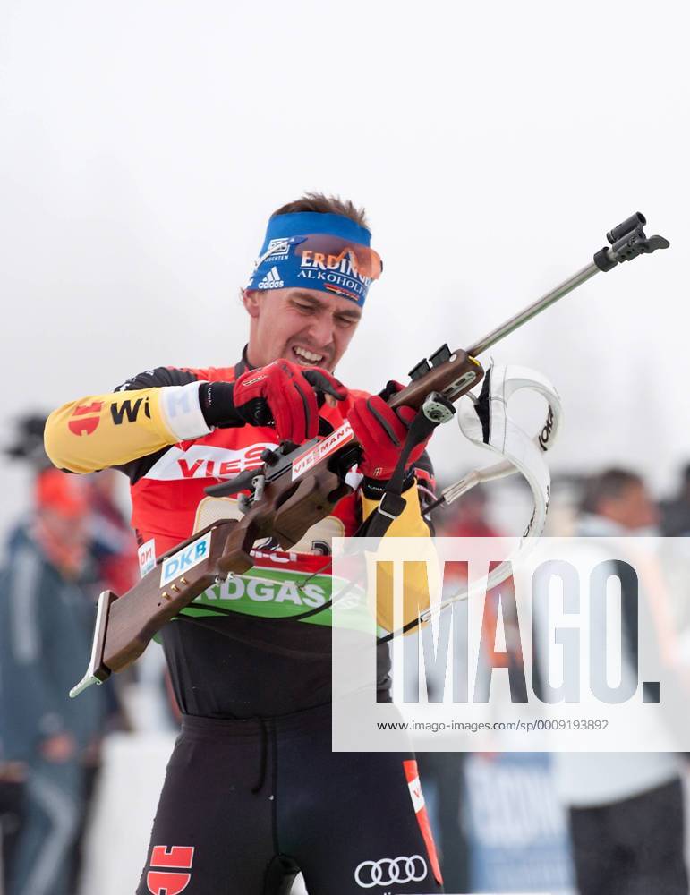 Michael GREIS (GER) lädt seine Waffe nach beim Stehendschiessen. 4x7,5km Staffel der Männer Wintersport: IBU Biathlon Weltcup Saison 2011 2012 in Hochfilzen, Österreich am 11.12.2011,